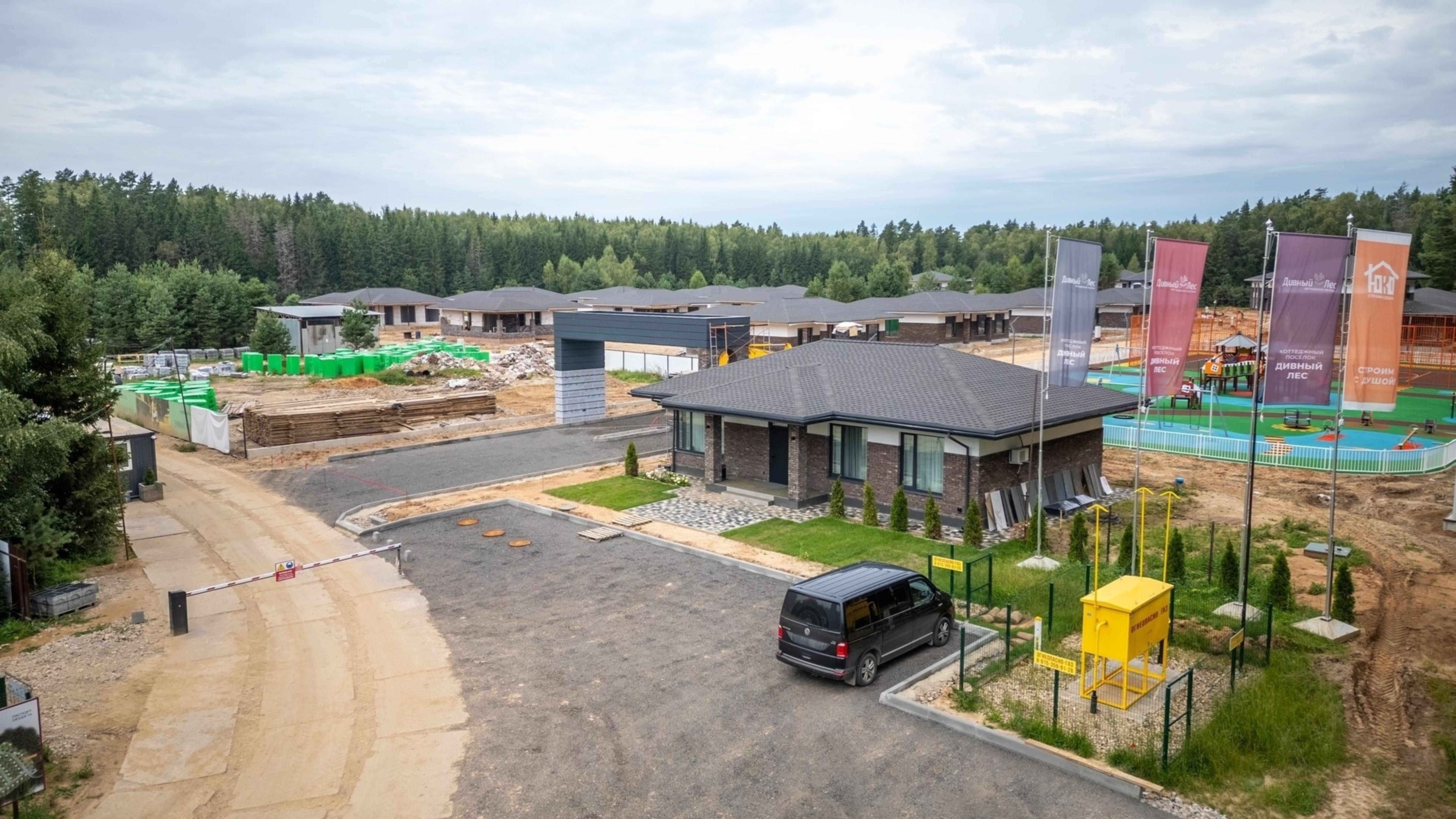 Строительство поселка со стороны КПП