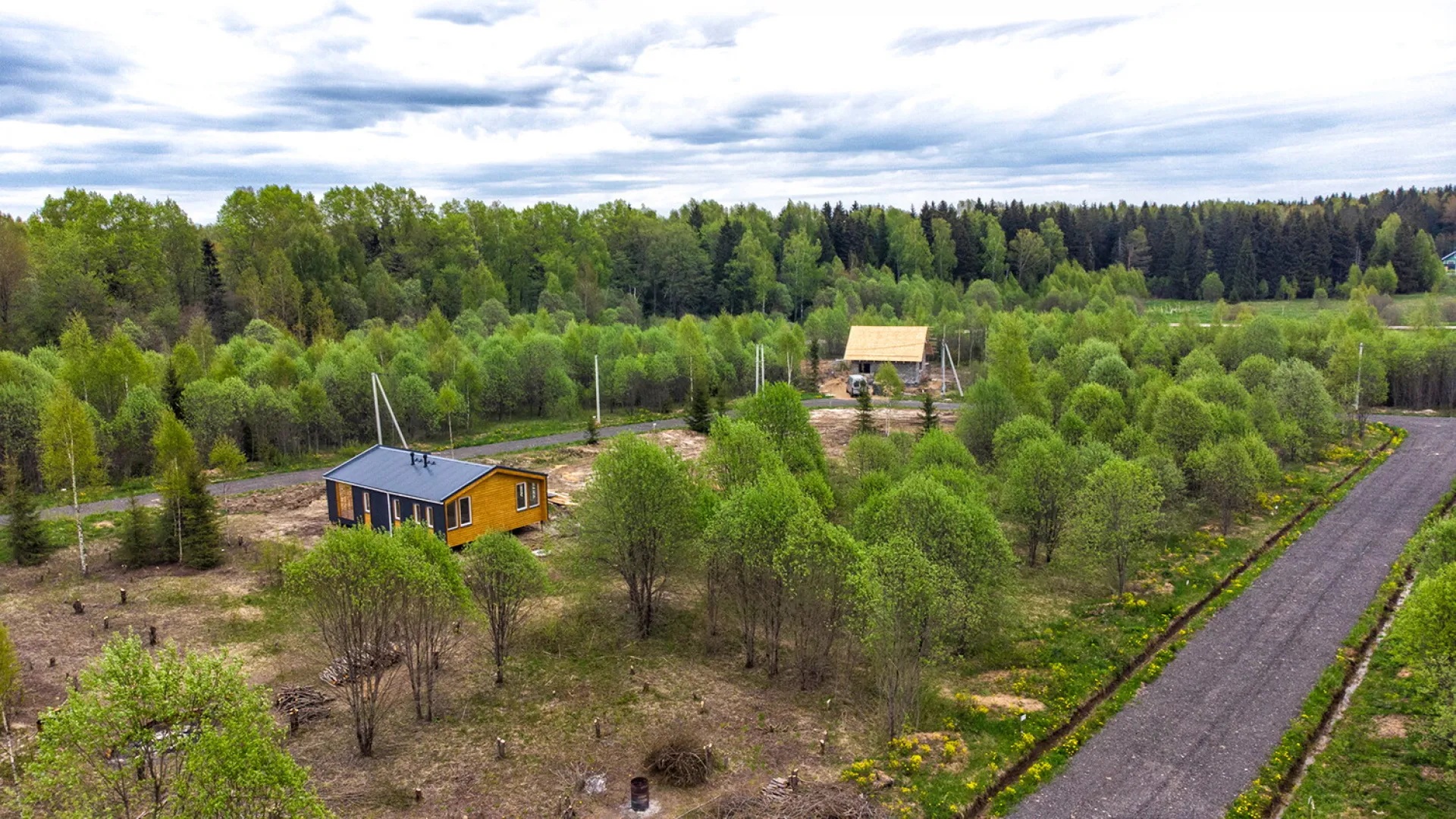 Поселочная дорога и участки