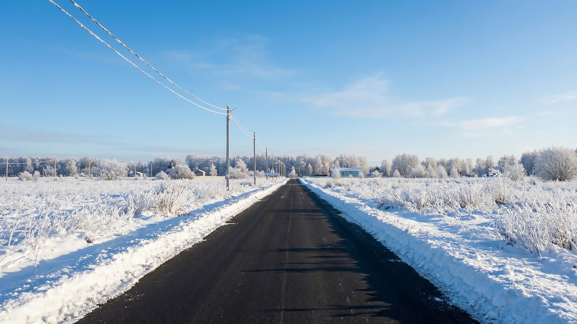 Заснеженная дорога к коттеджному поселку