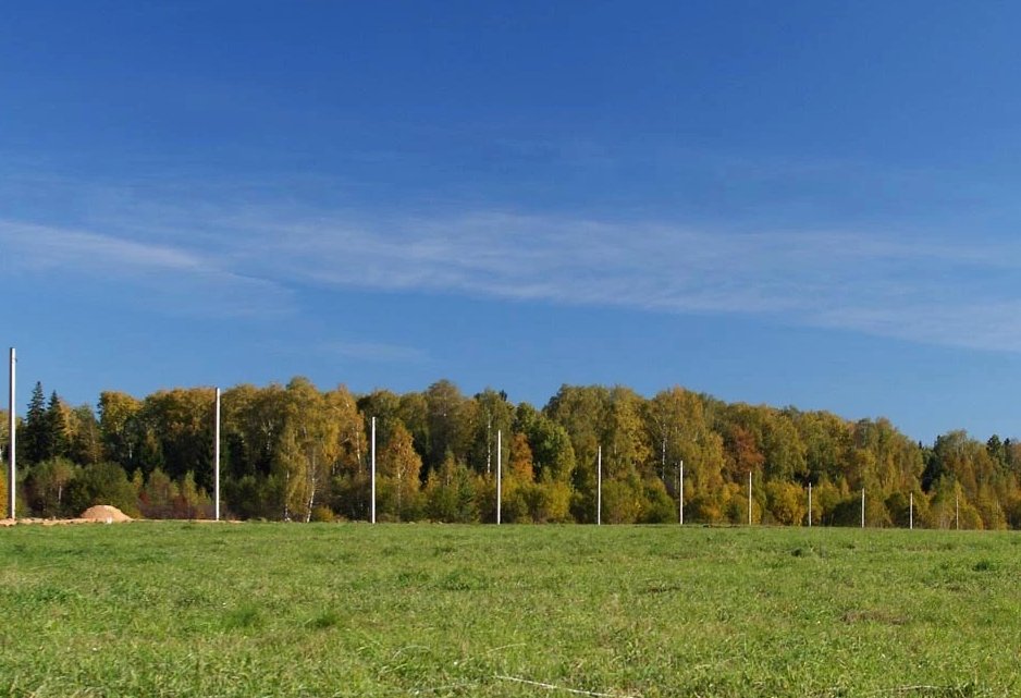 Поле с линией электропередачи