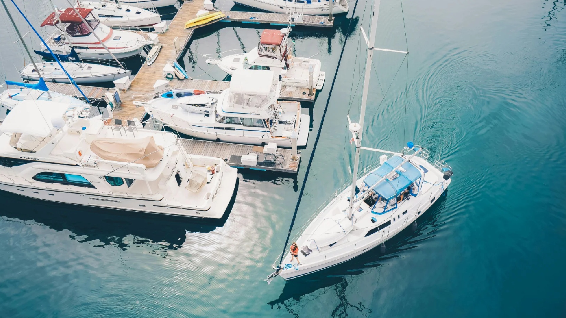 Причал с яхтами