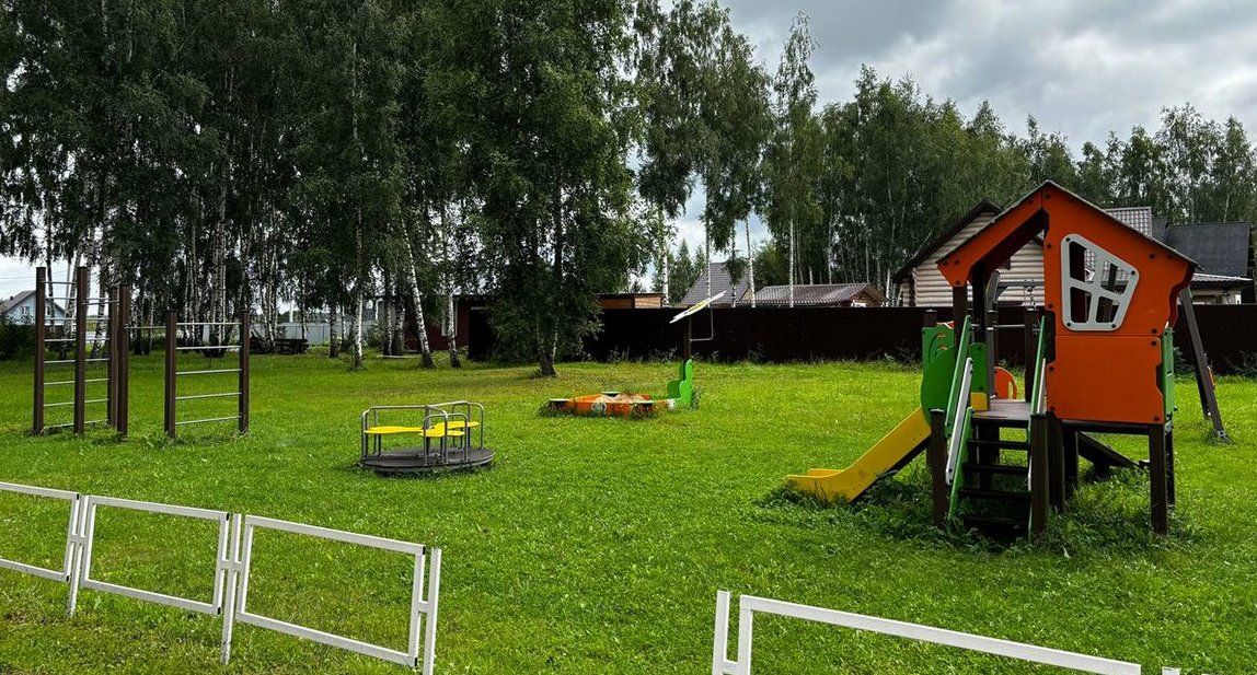 Детская площадка с горкой