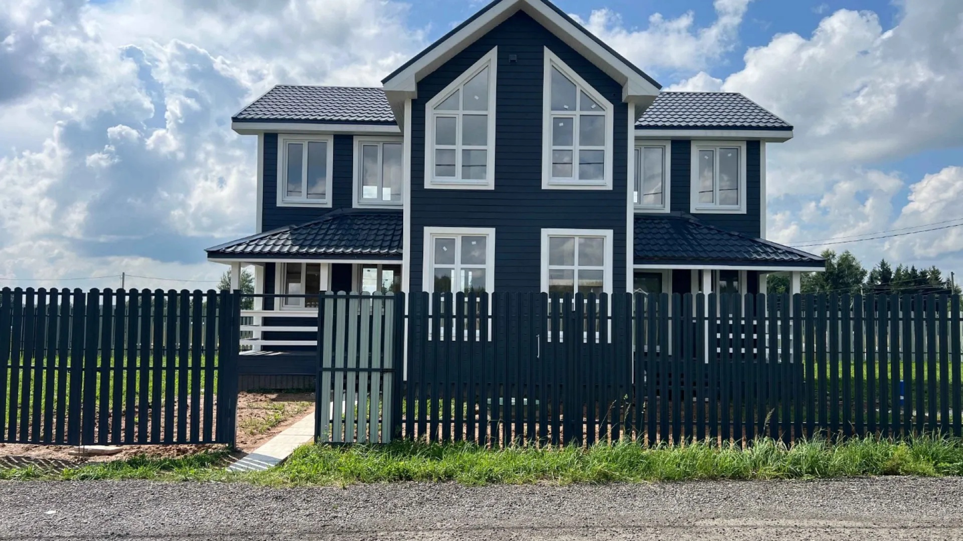 Дом с забором