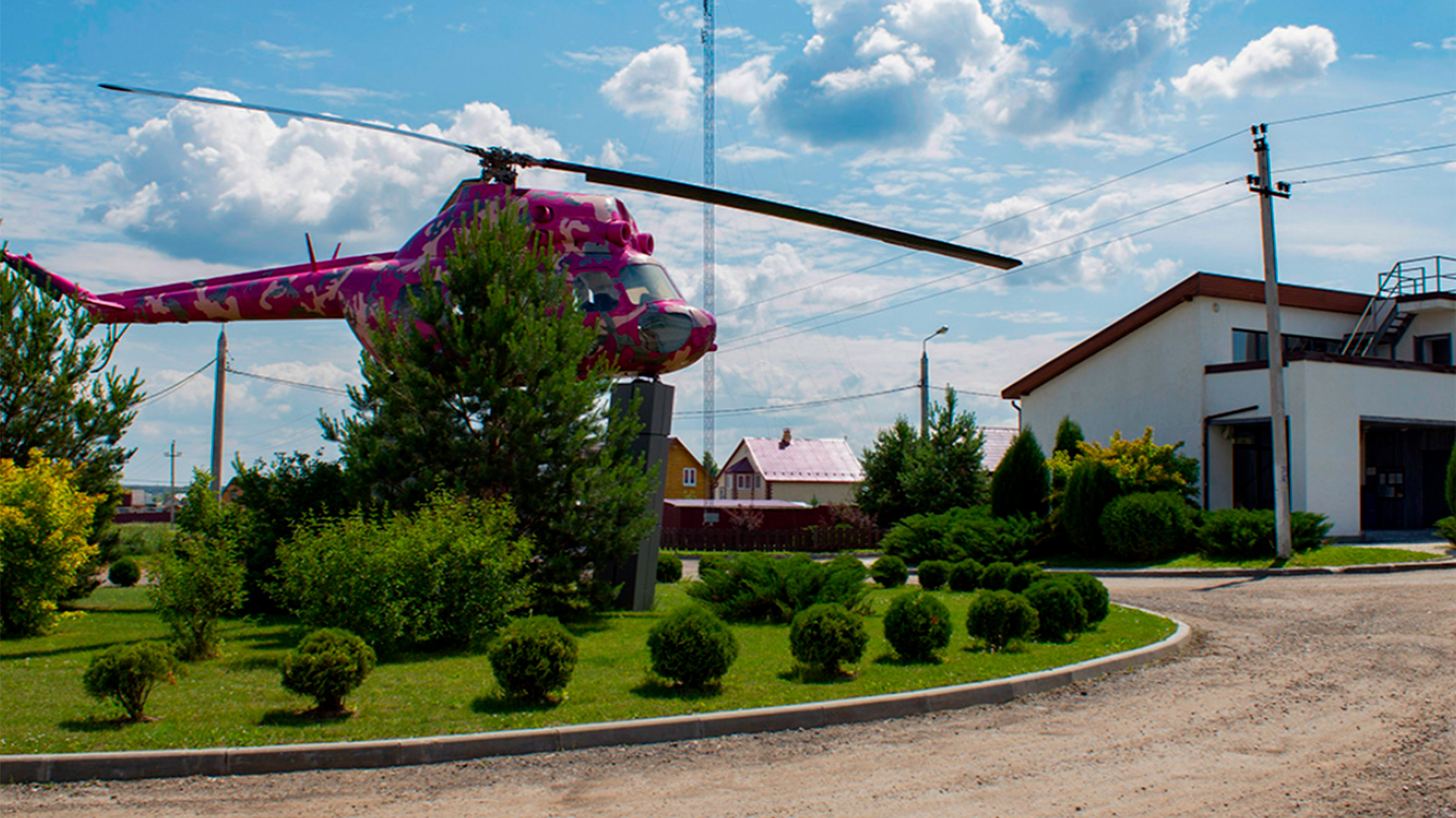 Вертолёт арт-объект на территории