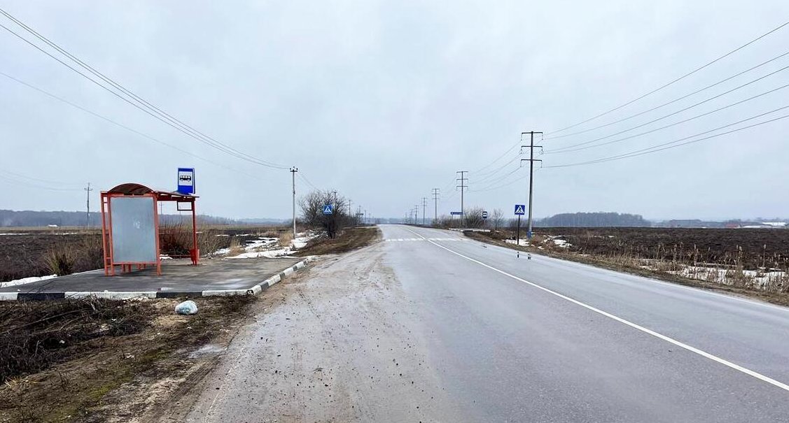 Асфальтированная дорога с автобусной остановкой