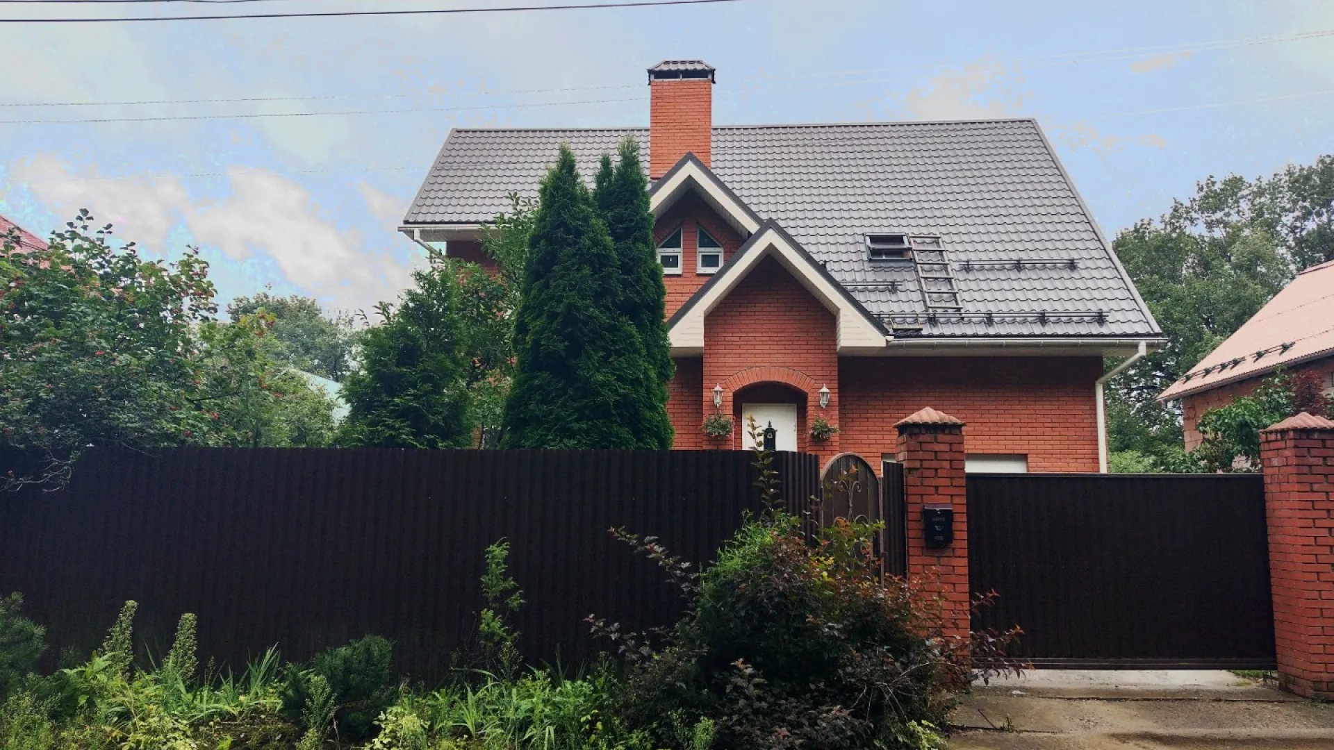 2-этажный дом с забором