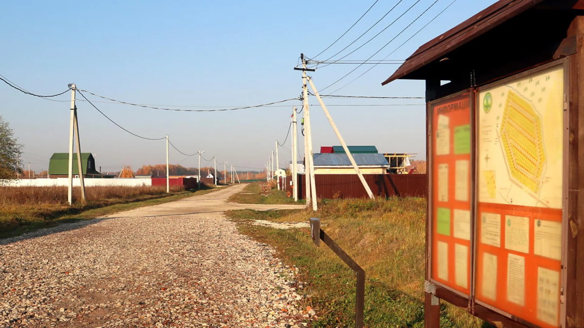 Поселочная дорога с домами