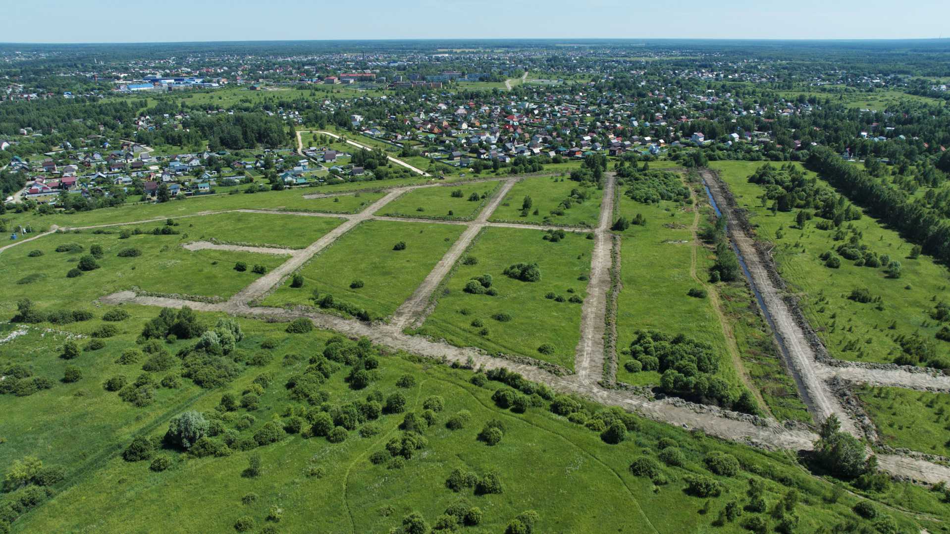 Участки с дорогами в поселке