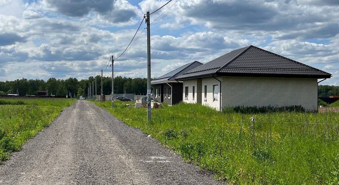 грунтовая дорога и дом вдалеке