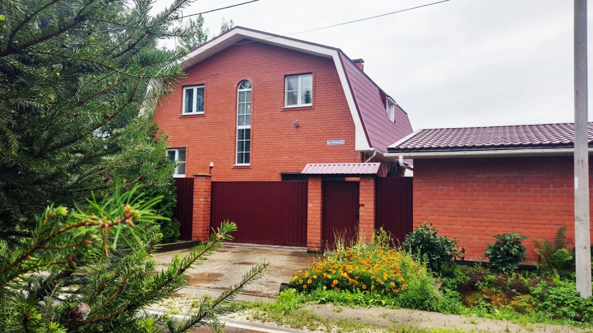 2-этажный дом с забором