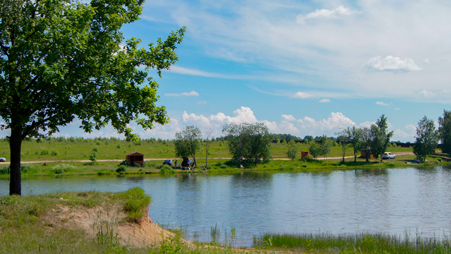 Озеро вблизи поселка