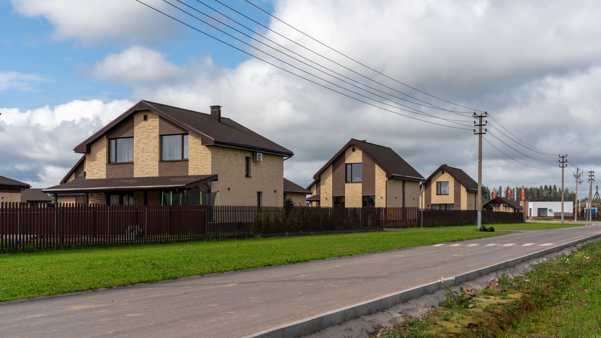 Улица с домами в коотеджном оселке