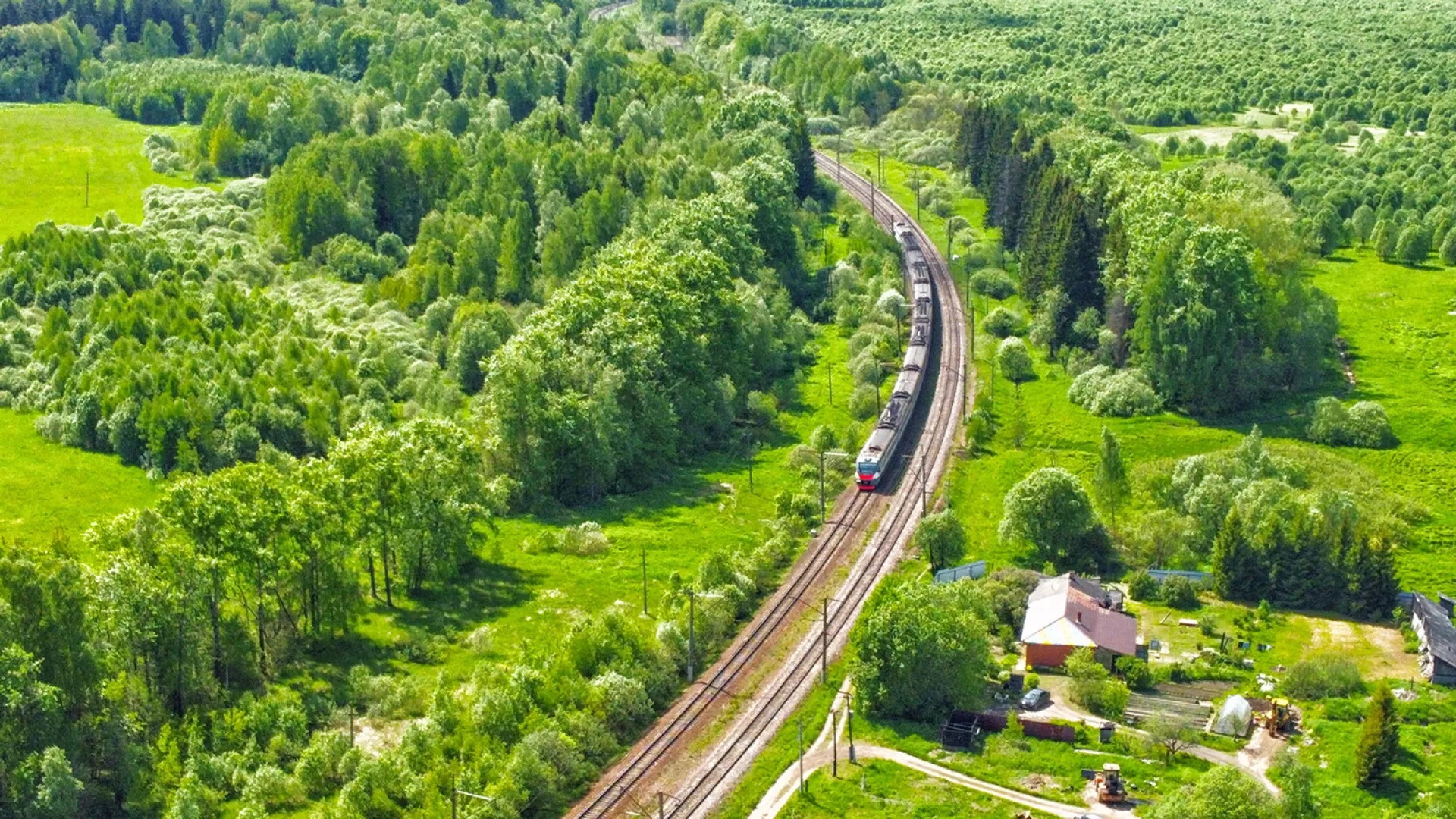 Вид сверху на поселок и железную дорогу