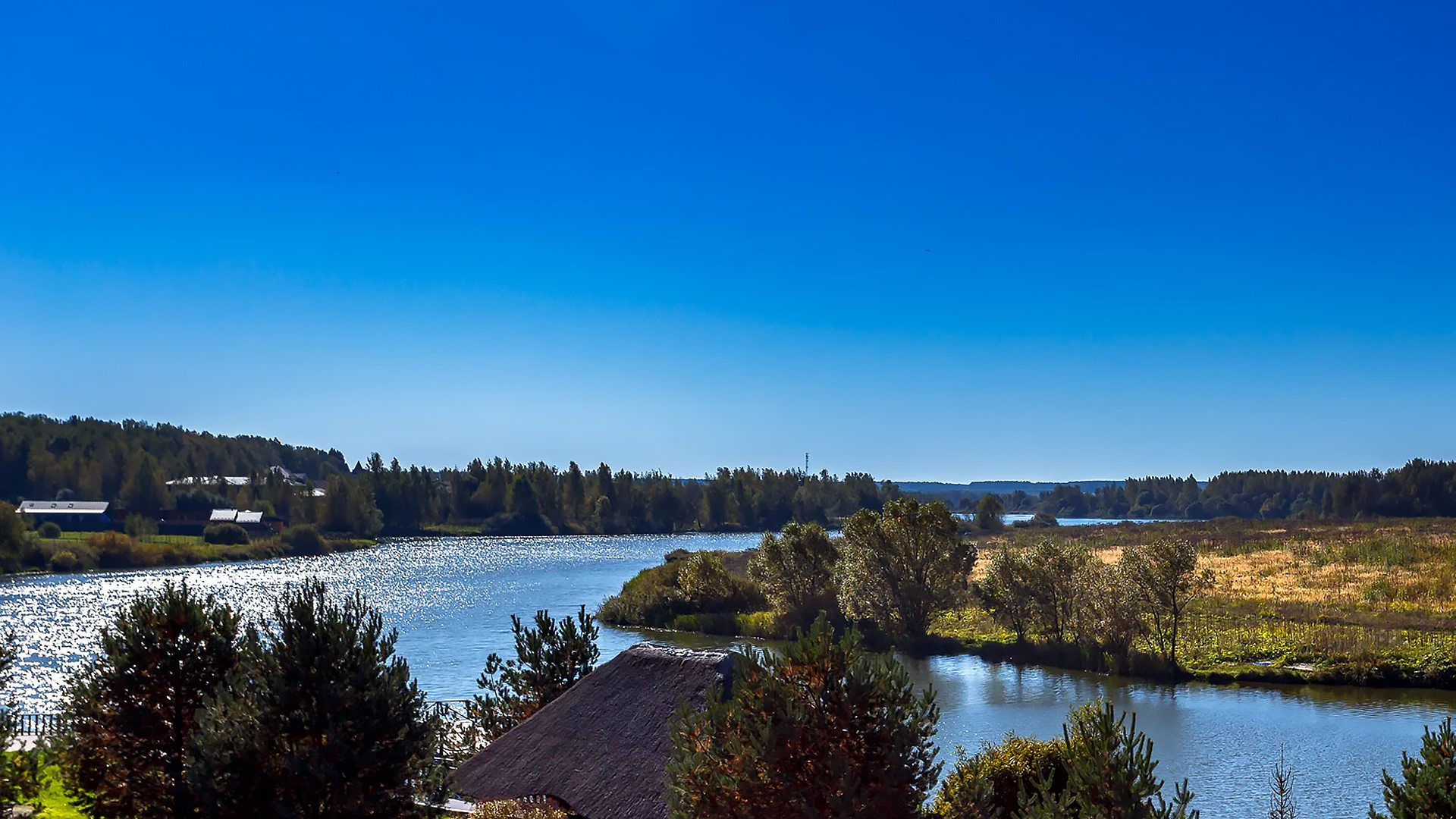 Вид из дома на озеро