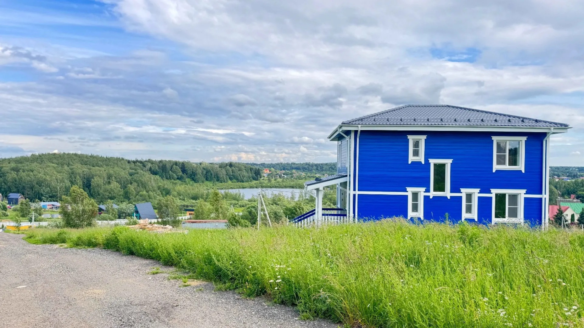 Поселочная дорога с домом