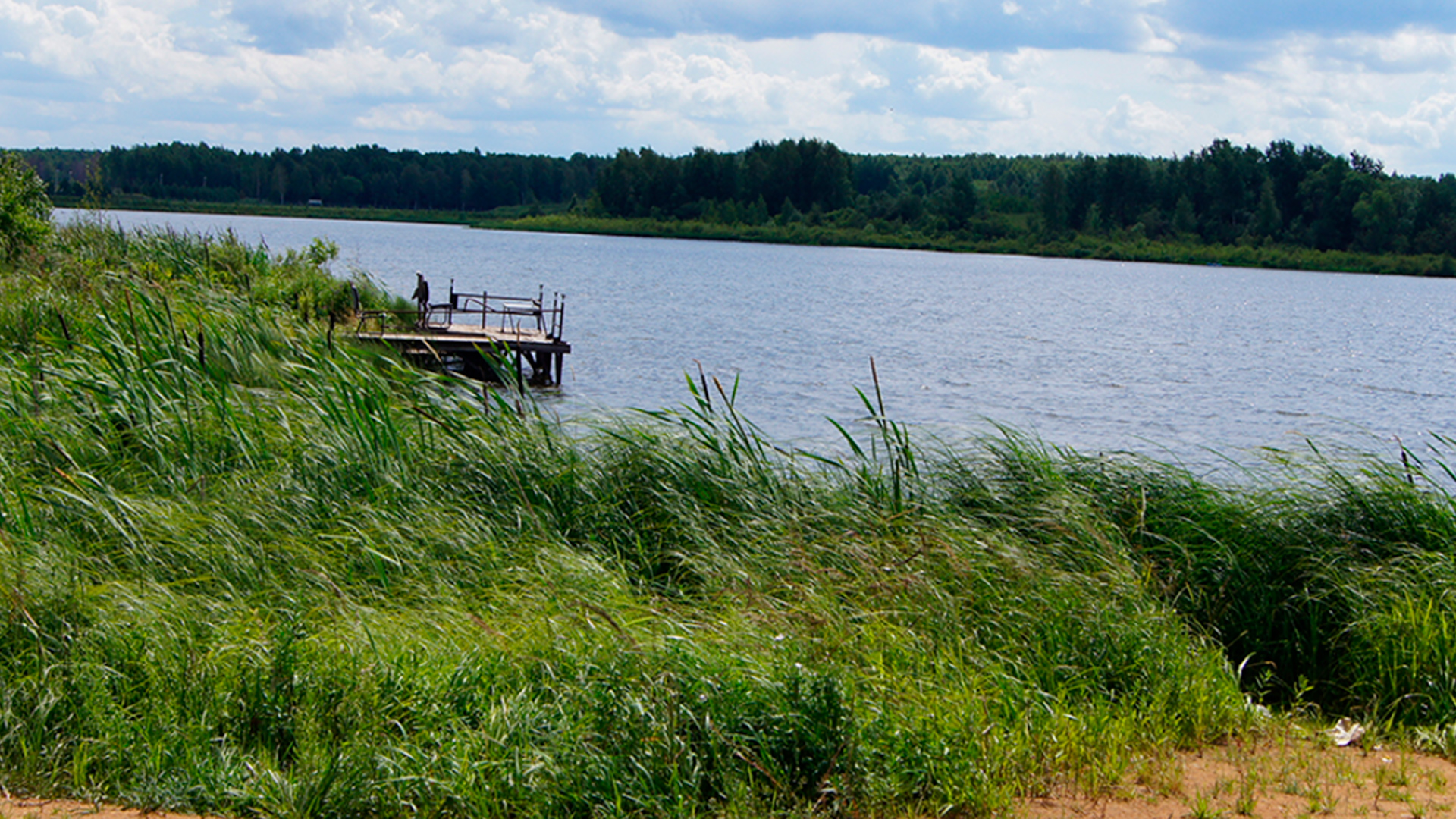 Озеро вблизи поселка