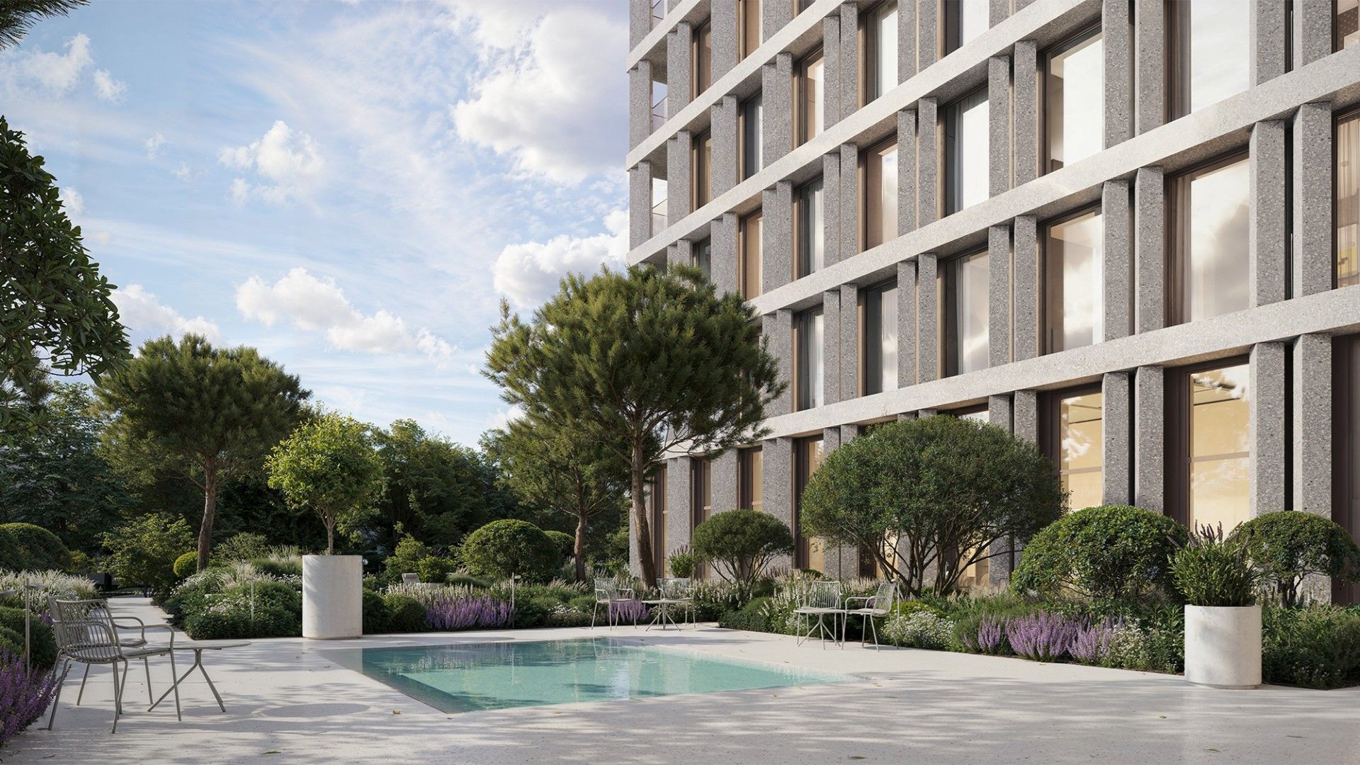 Двор с бассейном