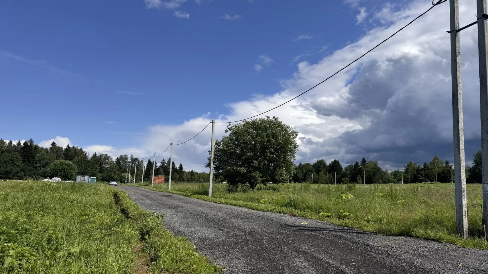 Проселочная дорога с линией электропередачи