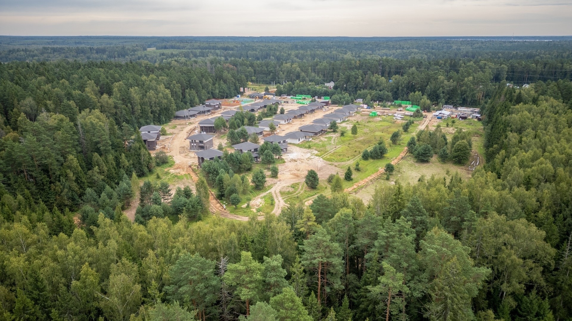 Вид с боку на поселок