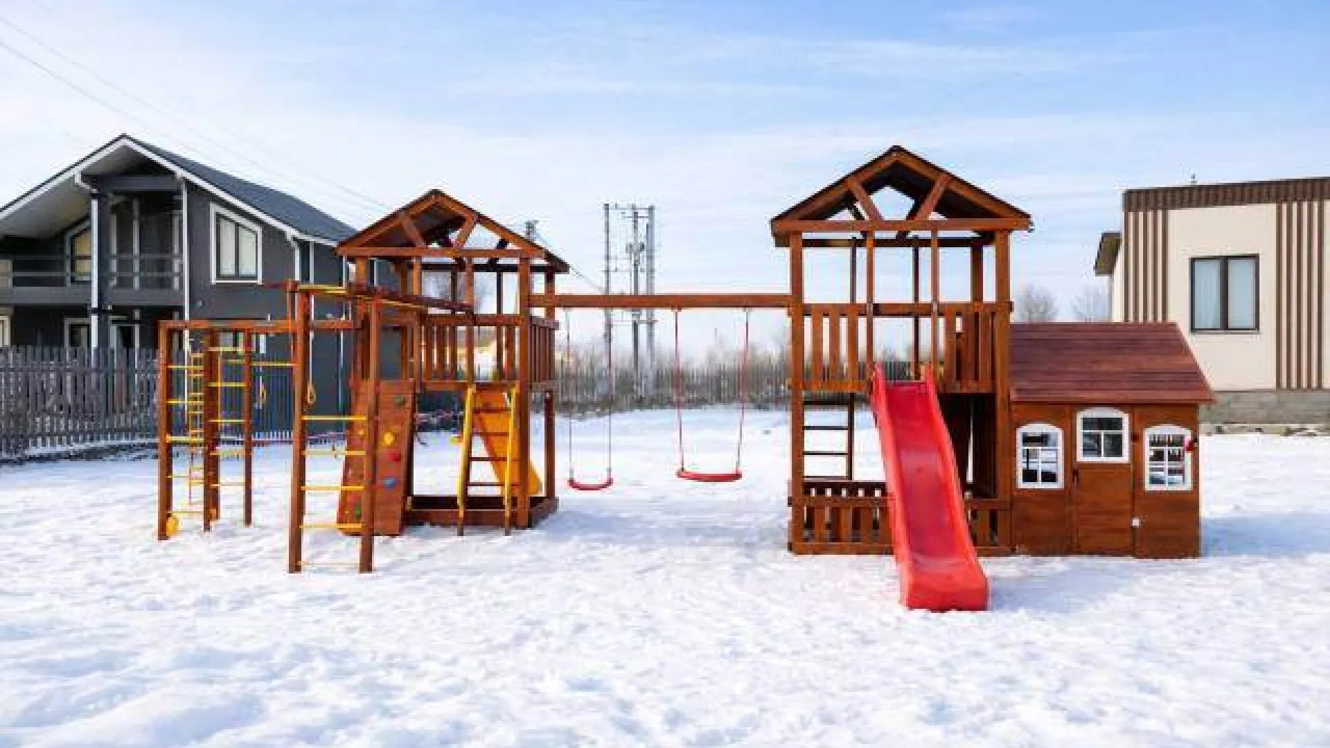 Детская площадка зимой