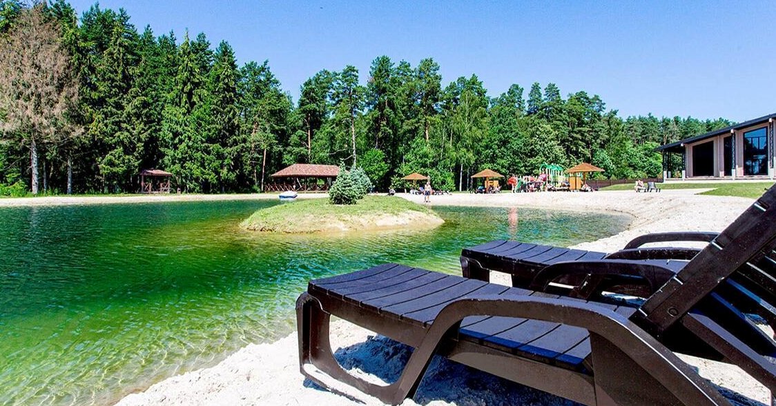 Пляж и шезлонги у воды