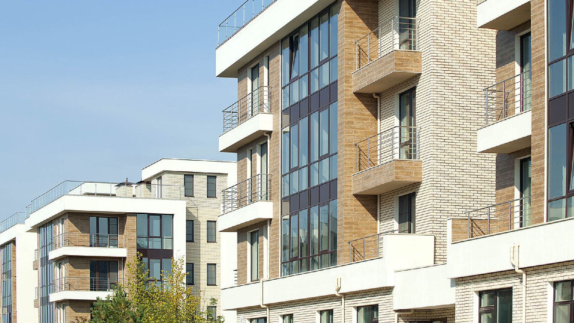 Фасад дома в коттеджном поселке