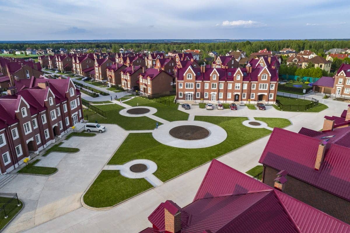 Обзор коттеджного посёлка «Британика» на Новорижском шоссе: цены, инфраструктура, отзывы жителей