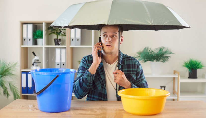 Произошел страховый случай: мужчина звонит в страховую компанию