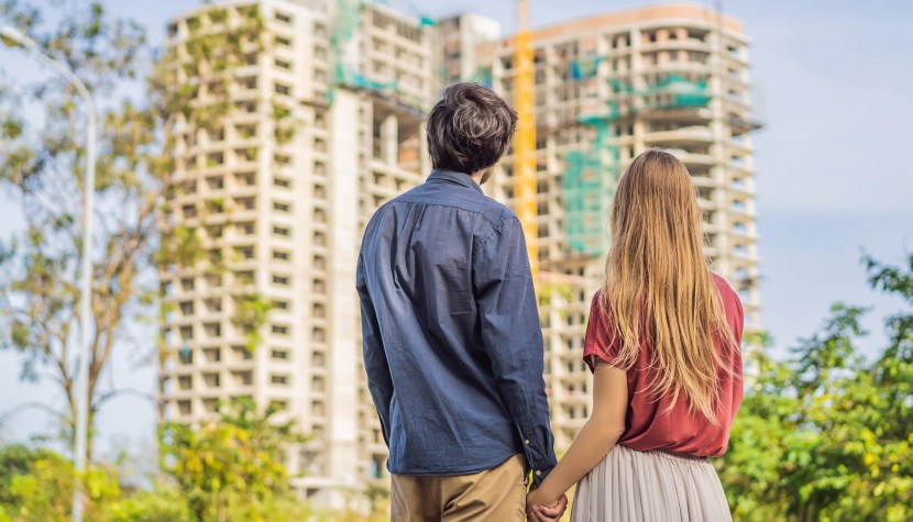 На что обратить внимание при покупке квартиры в новостройке? Молодая пара выбирает квартиру
