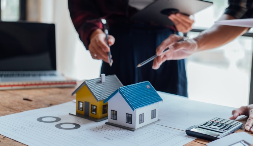 Люди выбирают между квартирой и аппартаментами Квартира или аппартаменты? Сравнение, что лучше выбрать