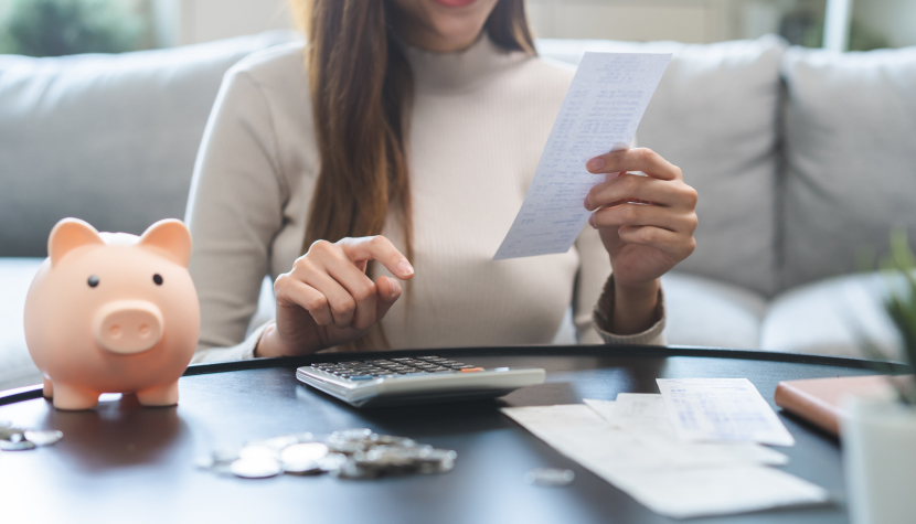 Девушка производит расчет стоимости ремонта, что выгоднее?