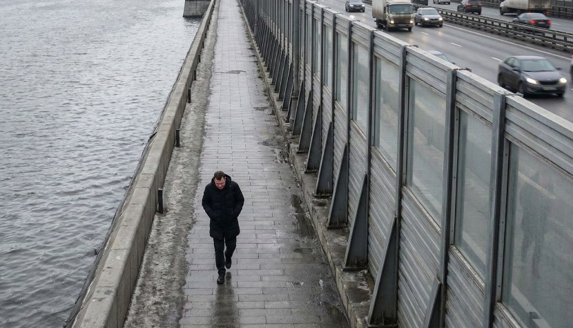 Набережная-узкий проход рядом с дорогой