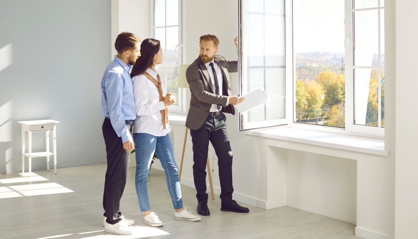 Приемка квартиры в новостройке: молодая семья осматривает квартиру