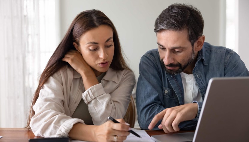 Молодая пара изучает размер налогового вычета при покупке аппартаментов и как его получить 