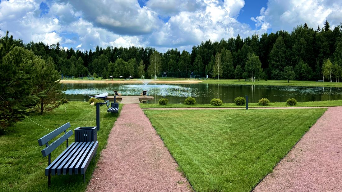 Озеро, пирс и пляж в Woodside Residence