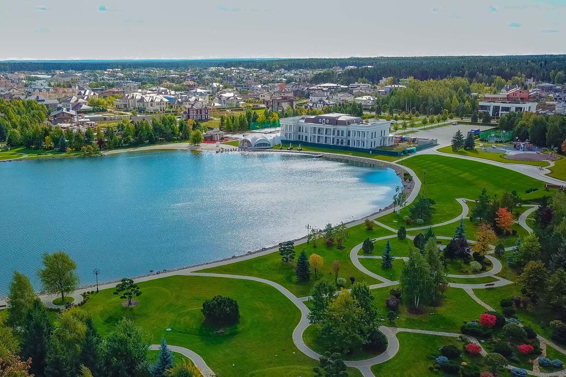 Ресторан и пляж у большого озера в Миллениум Парке. Фото: из карточки поселка