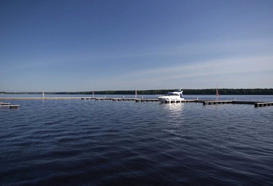 Причал с яхтой на водохранилище. Фото: из карточки поселка