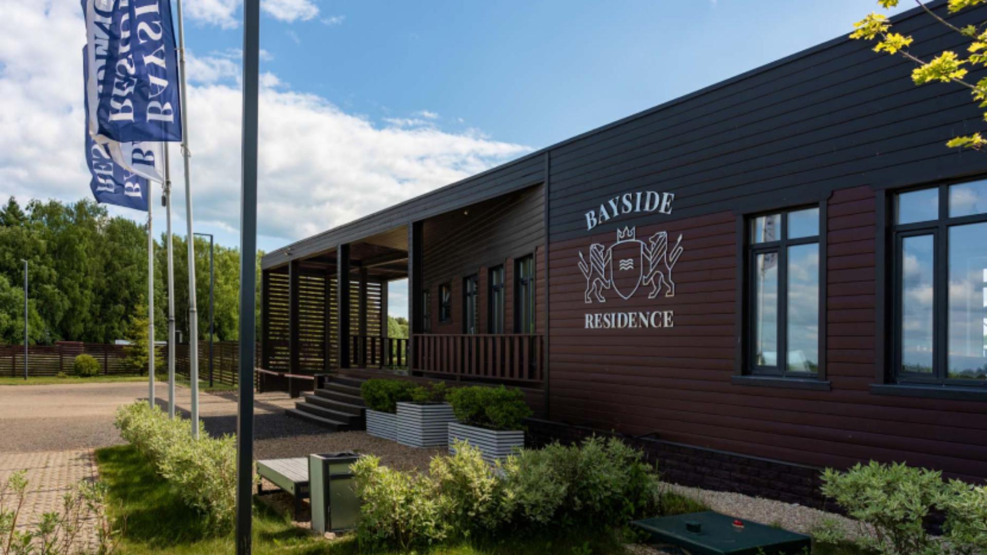Bayside Residence Въездная зона посёлка Bayside Residence с клабхаусом и фирменной вывеской