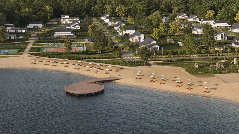 Панорама посёлка Lakeside Residence с высоты: пляж с зонтами, деревянный пирс и озеро на переднем плане
